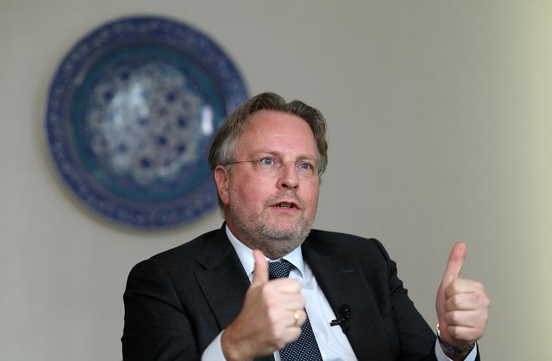 El 29 de enero, el embajador danés en Corea, Svend Olling, en una entrevista en su residencia oficial del distrito de Seongbuk-gu, en Seúl, da dos pulgares arriba al destacar el espíritu de innovación como la clave para dar forma a la cooperación bilateral.