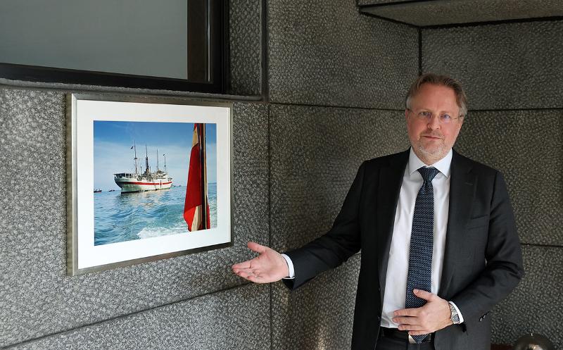 El embajador danés en Corea, Svend Olling, muestra el 29 de enero, en una entrevista con Korea.net, una foto del buque hospital danés MS Jutlandia enviado durante la Guerra de Corea, en su residencia oficial de Seúl.