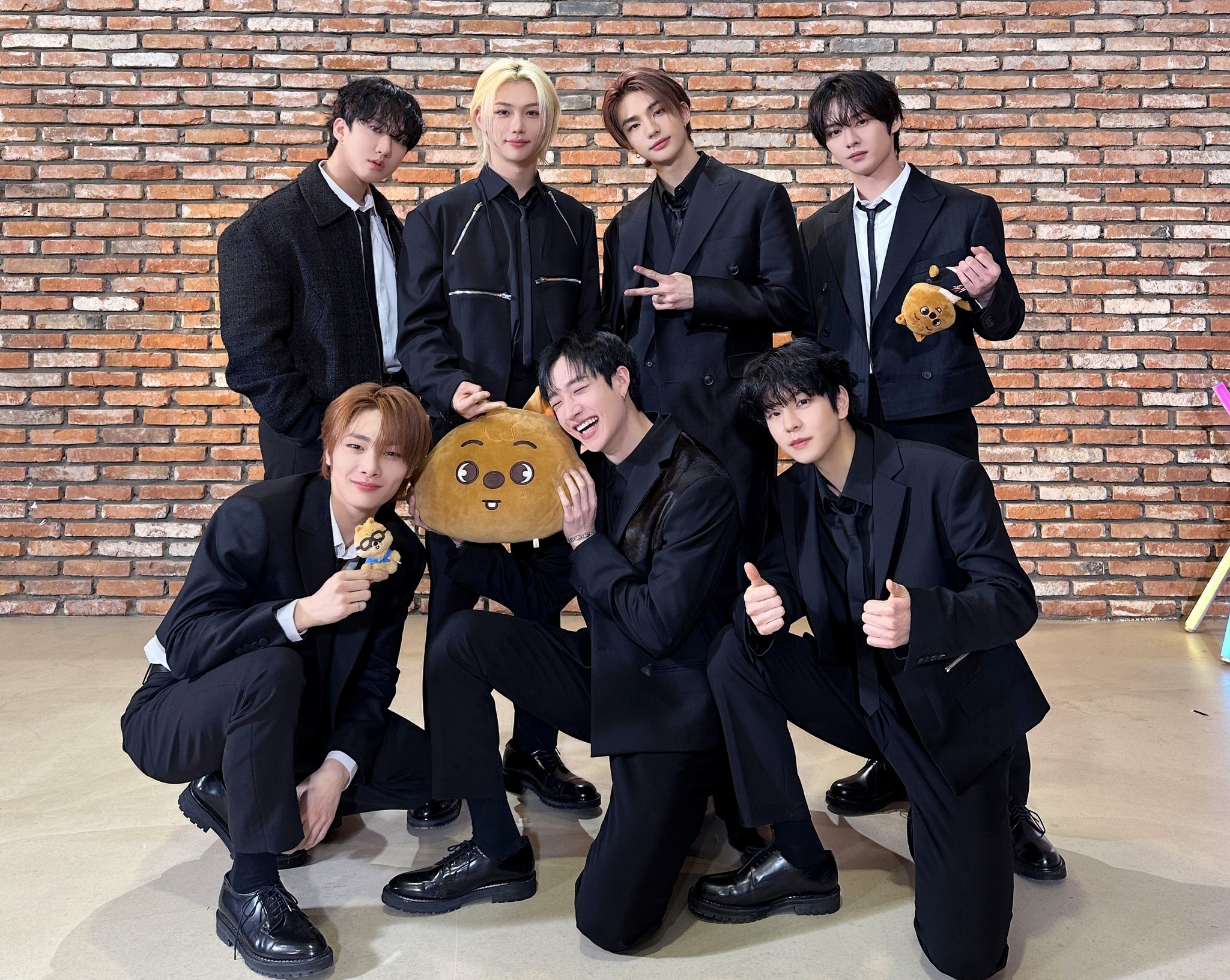 La foto muestra al grupo de K-pop Stray Kids. | Página oficial de Stray Kids en Facebook