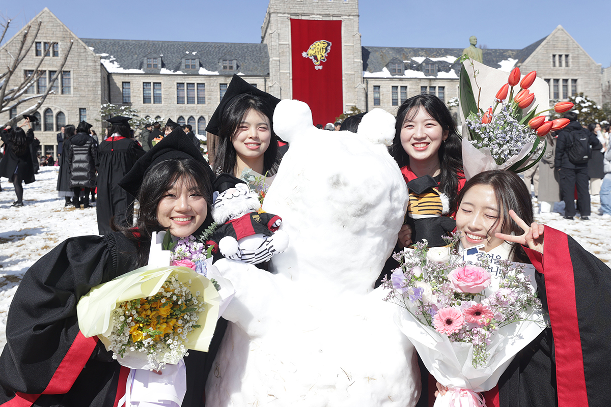 El 23 de febrero, unas graduandas de la Universidad de Corea posan junto a un muñeco de nieve en la ceremonia de graduación celebrada en el campus, ubicado en el distrito de Seougbuk-gu, en Seúl. 