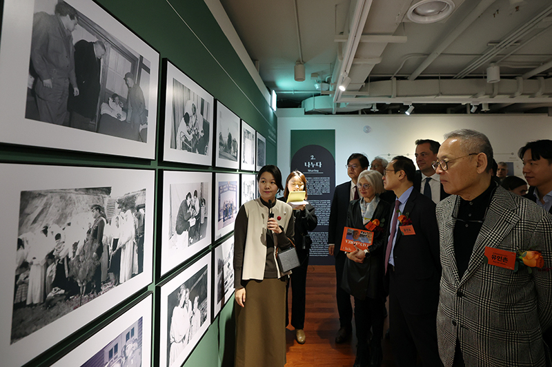 El ministro de Cultura, Deportes y Turismo, Yu In Chon (derecha), observa el 26 de febrero la exposición fotográfica 