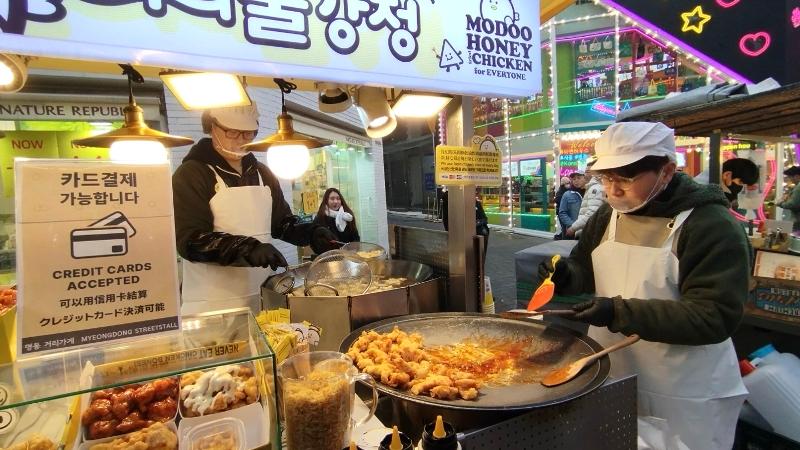 La foto muestra un puesto de comida callejera en el vecindario de Myeongdong en Seúl con un anuncio que dice 'Se aceptan pagos con tarjeta'. | Oficina del distrito de Jung-gu