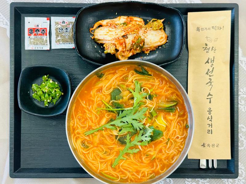 La foto muestra un plato de saengseonguksu (fideos de pescado) servido en el área de descanso de Okcheon, en dirección a Busan y Seúl, y en el área de descanso de Hwanggan, en dirección a Busan y Seúl, de la autopista de Gyeongbu.