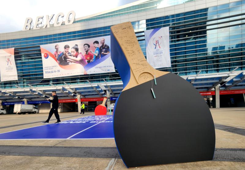 La foto muestra una gran escultura de una raqueta de tenis de mesa instalada en la entrada del Centro de Convenciones y Exposiciones de Busan (BEXCO, por sus siglas en inglés), ubicado en el distrito Haeundae-gu, de dicha ciudad. El Campeonato Mundial de Tenis de Mesa por equipos 2024 se llevará a cabo del 16 al 25 de febrero en el BEXCO. | Agencia de Noticias Yonhap 