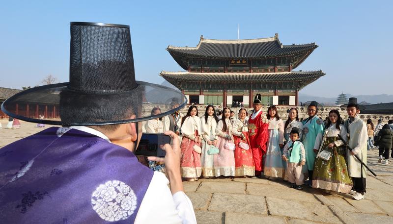 La foto muestra a los turistas extranjeros posando el 12 de febrero para una foto dentro de las instalaciones del palacio Gyeongbokgung, ubicado en el distrito Jongno-gu, en Seúl. El Ministerio de Cultura, Deportes y Turismo, junto con la Organización de Turismo de Corea (KTO, por sus siglas en inglés) y el Comité del Año de la Visita a Corea, anunciaron el 15 de febrero los diez proyectos clave del Año de la Visita a Corea. | Agencia de Noticias Yonhap
