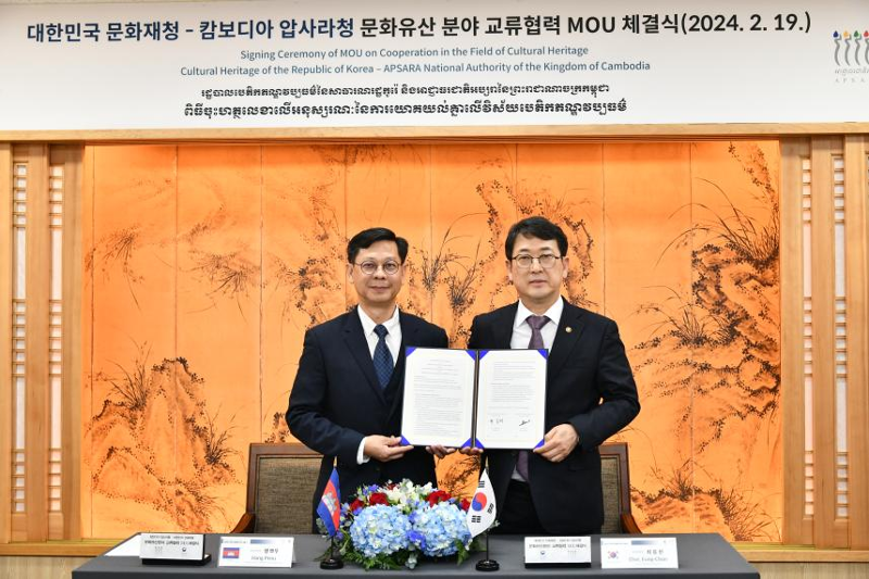 El 19 de febrero, el director de la Administración del Patrimonio Cultural de Corea (CHA, por sus siglas en inglés), Choi Eungchon (derecha), y el director general de la Autoridad Nacional APSARA de Camboya, Hang Peou, posan para una fotografía mientras sostienen el memorando de entendimiento que firmaron durante una reunión de alto nivel, que se llevó a cabo en el Museo del palacio nacional de Corea, ubicado en el distrito de Jongno-gu, en Seúl. | Administración del Patrimonio Cultural