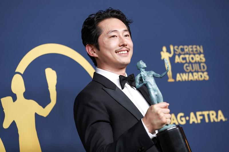 El actor coreano-estadounidense Steven Yeun se toma una foto conmemorativa luego de recibir el premio al mejor actor de miniserie o película para televisión por su interpretación en el drama de Netflix 