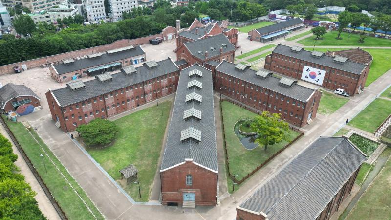 La foto muestra una panorámica de la prisión de Seodaemun, que fue construida por el Gobierno colonial japonés con el propósito de expandir su régimen en el territorio nacional. | Administración del Patrimonio Cultural