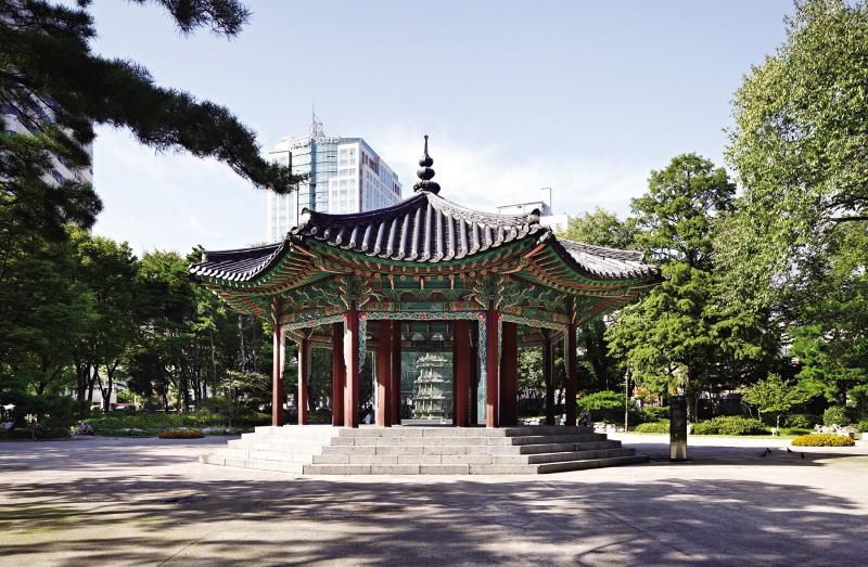 La foto muestra uno de los monumentos instalados en el parque Tapgol, en el distrito de Jongno-gu, Seúl, lugar donde comenzó del Movimiento del 1° de marzo, el mayor movimiento de resistencia nacional contra el dominio colonial japonés. La Declaración de Independencia se leyó el 1 de marzo de 1919 en el pabellón octogonal del parque. | Administración del Patrimonio Cultural 