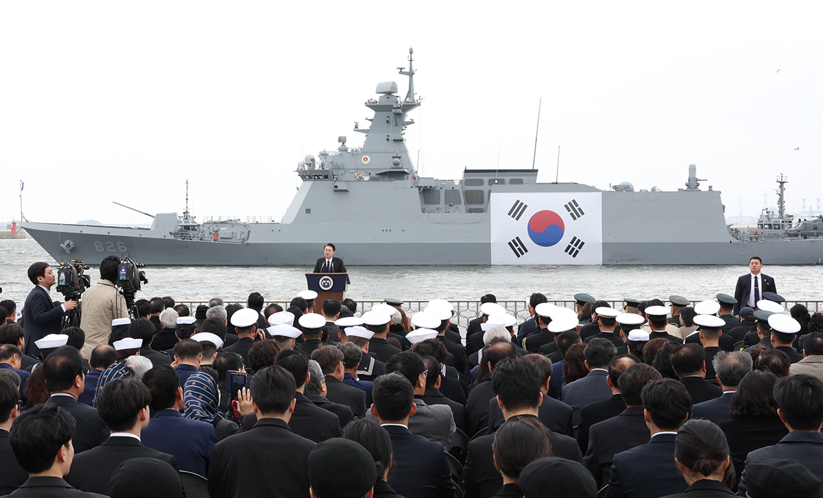 El 22 de marzo, el presidente Yoon Suk Yeol da un discurso durante la ceremonia conmemorativa del Día de la Defensa del Mar Amarillo, celebrada en el cuartel general de la Segunda Flota de la Armada, en la ciudad de Pyeongtaek, provincia de Gyeonggi-do.