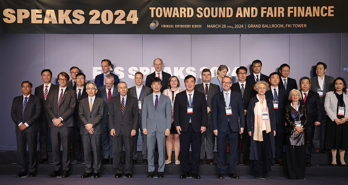 El 28 de marzo, el jefe del Servicio de Supervisión Financiera (FSS, por sus siglas en inglés), Lee Bok-hyun (5º por la izda., en primera fila), posa para una fotografía, con un grupo de embajadores acreditados ante la República de Corea, durante la celebración del evento 