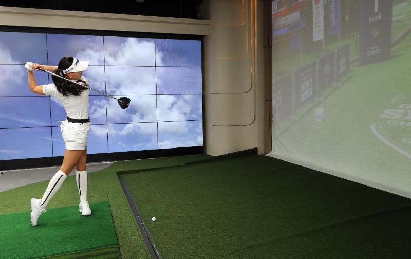La foto muestra a Hyunjoo Yoo dando un golpe a la pelota en el juego contra China, durante la primera competición de golf simulado del mundo. Corea ocupó el primer lugar en el mundo en el número de solicitudes de patentes (PCT) relacionados con los deportes de simulación, con una tasa del 58,4 por ciento. | Agencia de Noticias Yonhap