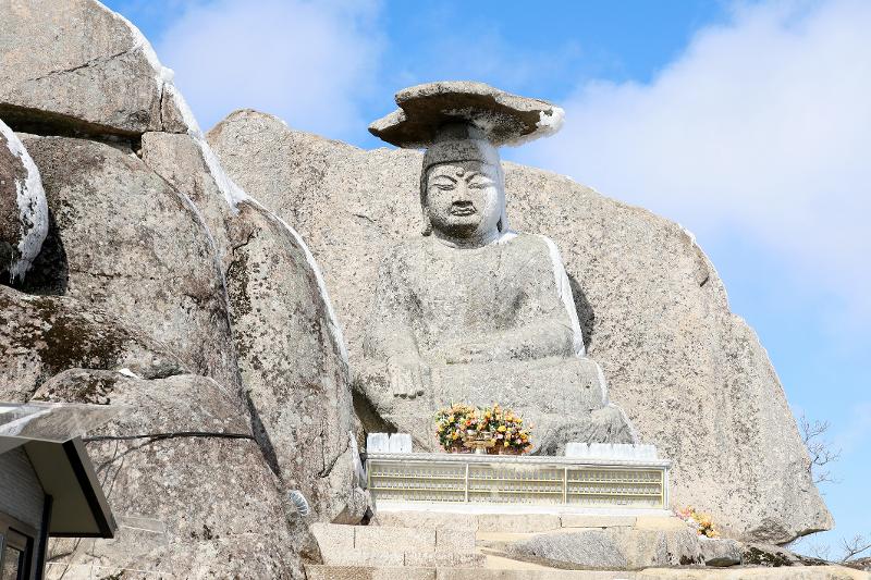 Se dice que el Buda Gatbawi concede definitivamente un deseo al visitante que le reza.