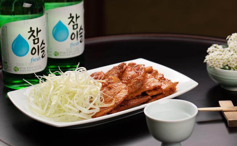 La imagen muestra la bebida alcohólica coreana soju y un plato de jeyukbokkeum (carne de cerdo salteada con salsa picante). | Korea.net