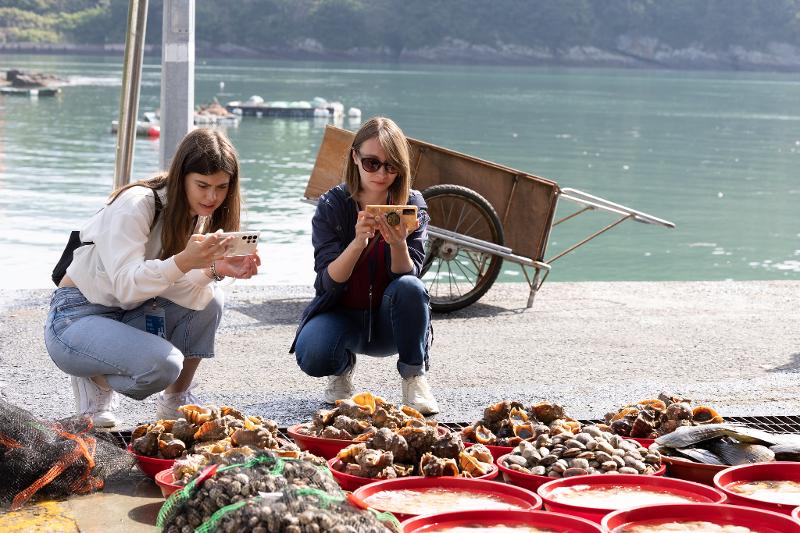 En mayo de 2023, dos reporteras honoraris de Korea.net toman fotos de mariscos durante una visita al condado de Namhae-gun, en la provincia de Gyeongsangnam-do. | Korea.net 