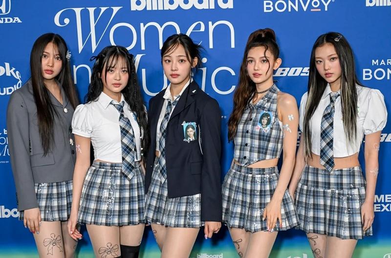 Las miembros del grupo femenino de K-pop NewJeans, se toman una foto conmemorativa en la ceremonia de entrega de los premios 'Women in Music' de Billboard, celebrada el 6 de marzo (hora local), en el Teatro YouTube, en Los Ángeles, EE. UU. Ese día, el grupo recibió el premio al mejor grupo del año. | Sitio web oficial de Billboard