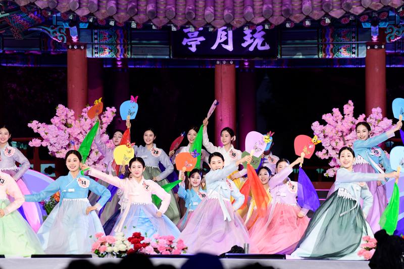 La foto muestra las participantes del concurso de belleza Miss Chunhyang haciendo una presentación en la ronda final, durante la 93ª edición del Festival de Chunhyang, que se llevó a cabo en mayo de 2023, en la ciudad de Namwon, provincia de Jeollabuk-do. A partir de este año, las extranjeras también podrán participar en un certamen de belleza coreano. | Comité organizador del Festival de Chunhyang en la ciudad de Namwon 
