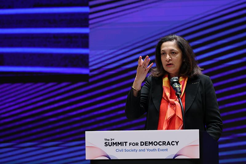 El 19 de marzo, la subsecretaria de Estado para Seguridad Civil, Democracia y Derechos Humanos de EE. UU., Uzra Zeya, pronunció un discurso de felicitación en el evento de sociedad cívica y juventud de la 3ª Cumbre por la Democracia, llevada a cabo en el centro de convenciones COEX, en el distrito de Gangnam-gu, Seúl.