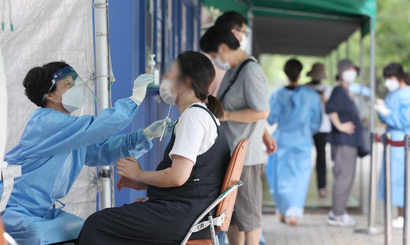 La foto muestra al personal médico realizando una prueba de COVID-19, en la mañana del 23 de agosto de 2023, en la clínica de detección del Centro de Salud Pública del distrito de Dalseo-gu, en la ciudad de Daegu. La Organización Mundial de la Salud (OMS) seleccionó cuatro de los mecanismos de repuesta de Corea como las mejores prácticas para controlar la pandemia del COVID-19. | Agencia de Noticias Yonhap