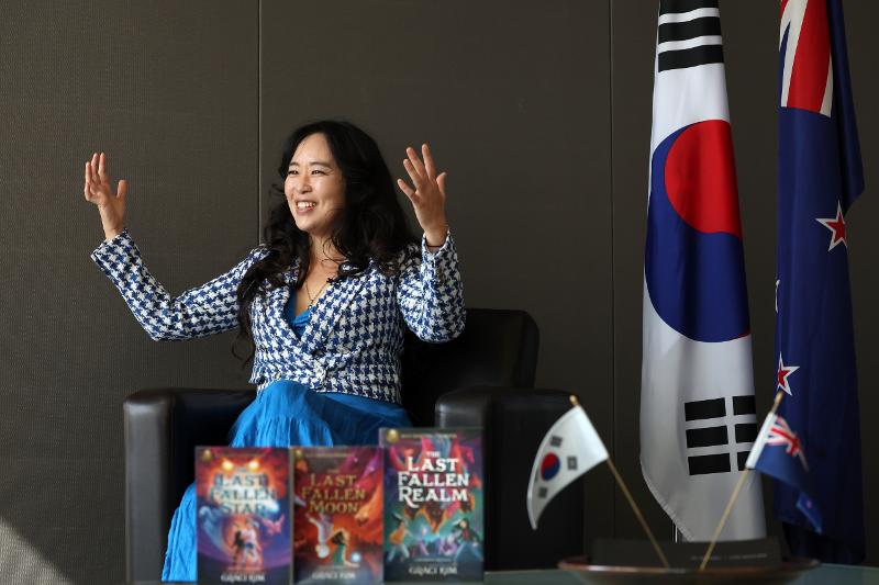 La autora Graci Kim anuncia el 20 de marzo el lanzamiento de su nueva serie 'Dreamslinger' y la edición en coreano de la trilogía 'Clanes Dotados' el año que viene, en una entrevista con Korea.net organizada por la Embajada de Nueva Zelanda en el distrito Jung-gu de Seúl.