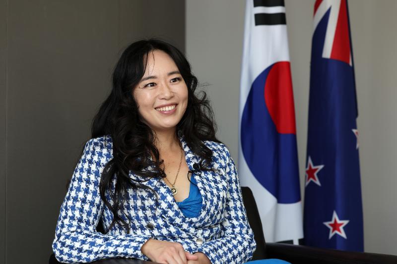 La escritora coreano-neozelandesa Graci Kim explica el 20 de marzo en una entrevista con Korea.net en la Embajada de Nueva Zelanda en Seúl cómo los cuentos populares y la mitología de Corea inspiraron su trilogía 'Clanes Dotados'.