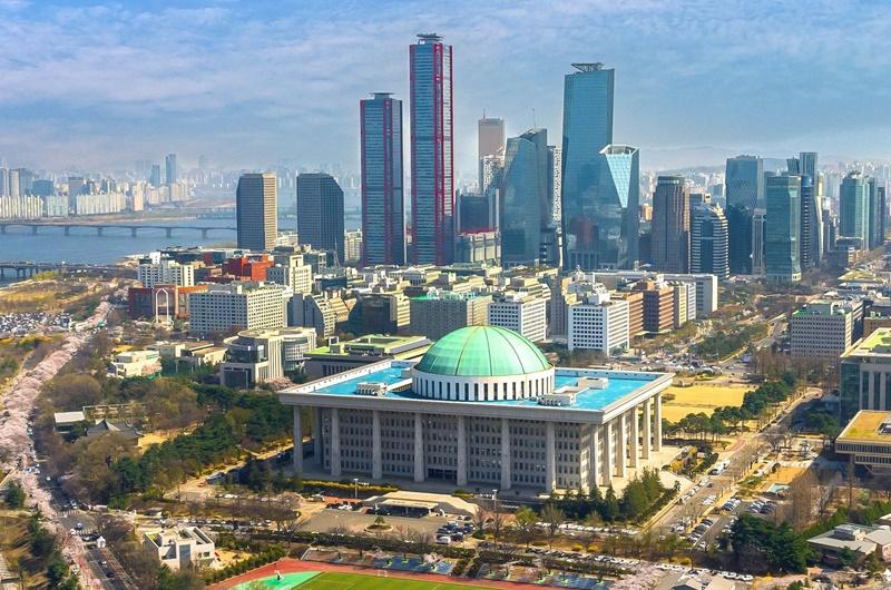 Seúl ocupa el 10º puesto entre las 133 ciudades incluidas en el Índice bianual de Centros Financieros Mundiales del Reino Unido. La foto muestra el barrio de Yeouido, en el distrito Yeongdeungpo-gu de la capital. | Página oficial del Gobierno Metropolitano de Seúl en Facebook 
