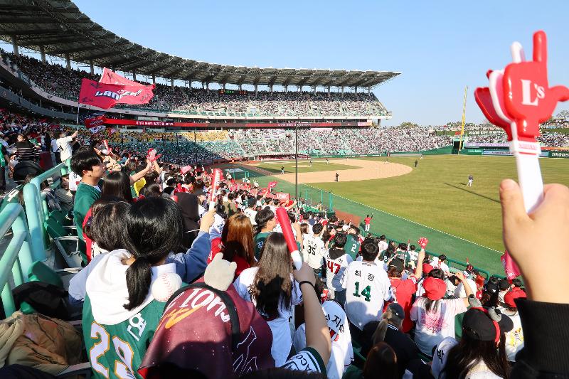 Los espectadores vitorean en un partido de la temporada regular de la KBO de 2024 entre los Lotte Giants y los SSG Landers, el 24 de marzo, en el SSG Landers Field, ubicado en el distrito de Michuhol-gu de Incheon. | Agencia de Noticias Yonhap