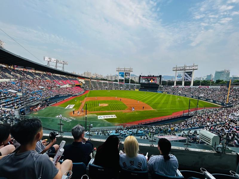 Unos espectadores observan un partido de la temporada regular de la KBO de 2023 entre los Kiwoom Heroes y los LG Twins en el Estadio de Béisbol de Jamsil, Seúl, el 13 de agosto de 2023. | Margareth Theresia