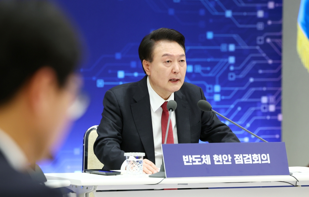 El presidente Yoon Suk Yeol habla el 9 de abril durante una reunión sobre temas de semiconductores en la oficina presidencial en el distrito de Yongsan-gu, Seúl. | Agencia de noticias Yonhap