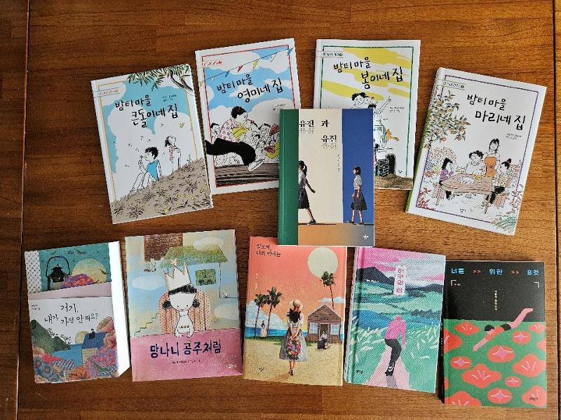 La foto muestra algunas de las obras de la escritora surcoreana Lee Geum-yi