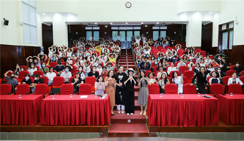 La foto muestra a la escritora Kim Ae-ran tomándose una foto conmemorativa con los asistentes al evento '2023 Korea-Vietnam Connecting Through Books', celebrado en octubre del año pasado en el auditorio principal de la Universidad de Humanidades y Ciencias Sociales de la ciudad de Hồ Chí Minh, en Vietnam. Se están llevando a cabo varios eventos sobre la literatura coreana en los Centros Culturales Coreanos (CCC) de todo el mundo, para promover los libros coreanos en el extranjero. | Ministerio de Cultura, Deportes y Turismo 