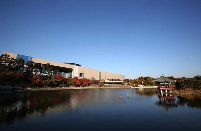 La foto muestra una panorámica del Museo Nacional de Corea, ubicado en el distrito de Yongsan-gu, en Seúl. El Museo Nacional de Corea es el 6° museo más visitado en todo el mundo. | Korea.net DB