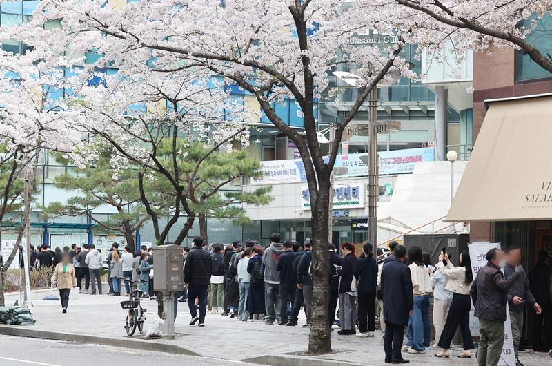 El 5 de abril, los votantes hacen fila para votar en la cabina de votación anticipada instalada en el centro comunitario en Yeoksam 1-dong, en el distrito de Gangnam-gu, en Seúl. | AAgencia de Noticias Yonhap