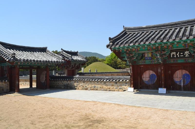 La fotografía muestra la tumba del rey Suro en la ciudad de Gimhae, que estará abierta a los visitantes nocturnos del 19 al 21 de abril como parte de los eventos previos a la ceremonia de inauguración del programa Ciudad Cultural de Asia Oriental.