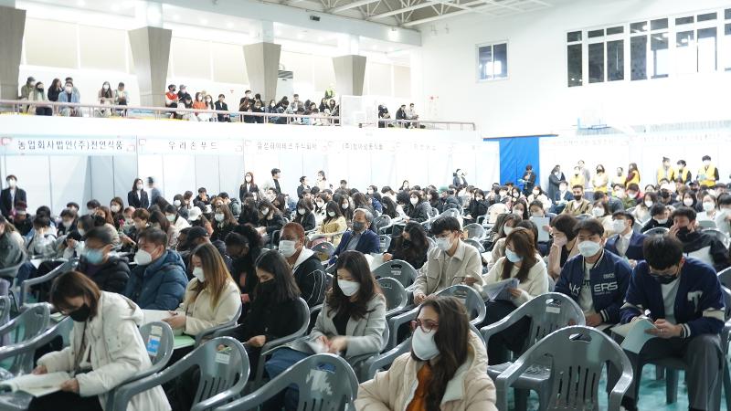 El 17 de marzo de 2023, los estudiantes extranjeros escuchan la explicación del organizador, durante la feria regional de empleo para estudiantes internacionales con visas, celebrada en el gimnasio de la Universidad de Daegu, en la provincia de Gyeongsangbuk-do. | Provincia de Gyeongsangbuk-do