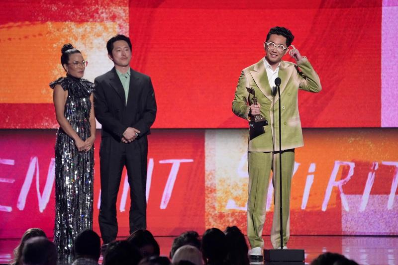 El director Lee Sung Jin acepta el 25 de febrero el premio a la mejor nueva serie guionizada por 'Bronca' en los Premios Independent Spirit en Santa Mónica, California, Estados Unidos. | Agencia de Noticias Yonhap
