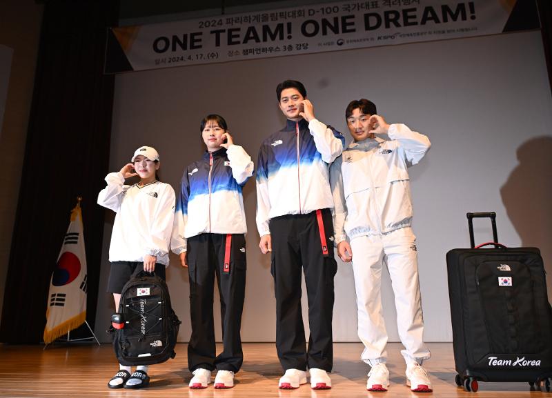 En la mañana del 17 de abril, cuatro miembros del equipo olímpico nacional que participará en los Juegos Olímpicos de París 2024, se toman una foto conmemorativa portando el nuevo uniforme. De izquierda a derecha: la clavadista Kim Su-ji, la arquera Lim Si-hyeon, el esgrimista Oh Sang-uk y el judoka Lee Joon-hwan | Comité Olímpico Coreano