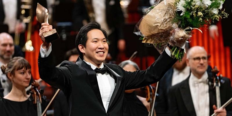 La foto muestra al violista y director de orquesta Lee Seungwon, quien se convirtió en el primer coreano en ganar el Concurso Malko de Dinamarca, uno de los más importantes del mundo para jóvenes directores de orquesta. | Sitio web oficial del Concurso Malko