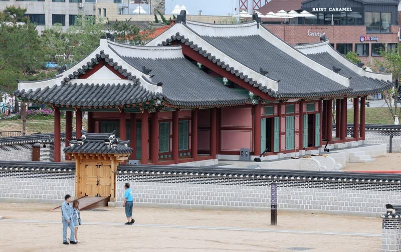 La foto muestra a los turistas caminando cerca del palacio temporal Hwaseong Haenggung, que ha sido restaurado a su estado original después de 119 años. | Agencia de Noticias Yonhap