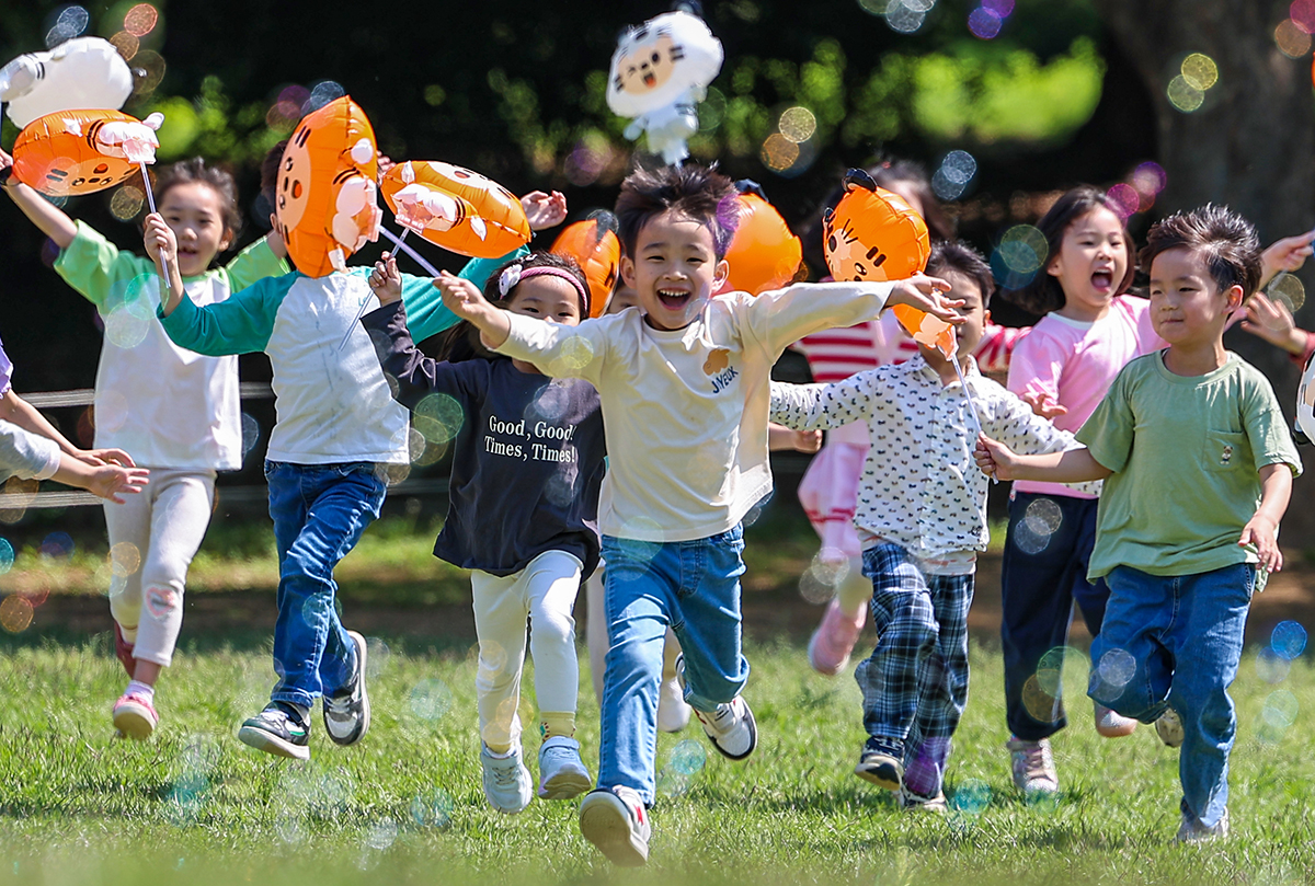 En la mañana del 2 de mayo, unos niños juegan con pompas de jabón al aire libre durante una clase que se realizó para conmemorar el Día del Niño, frente al Museo Baekje del Parque Olímpico de Seúl, ubicado en el distrito Songpa-gu, en la capital surcoreana. En Corea, el Día del Niño se celebra el 5 de mayo de cada año.