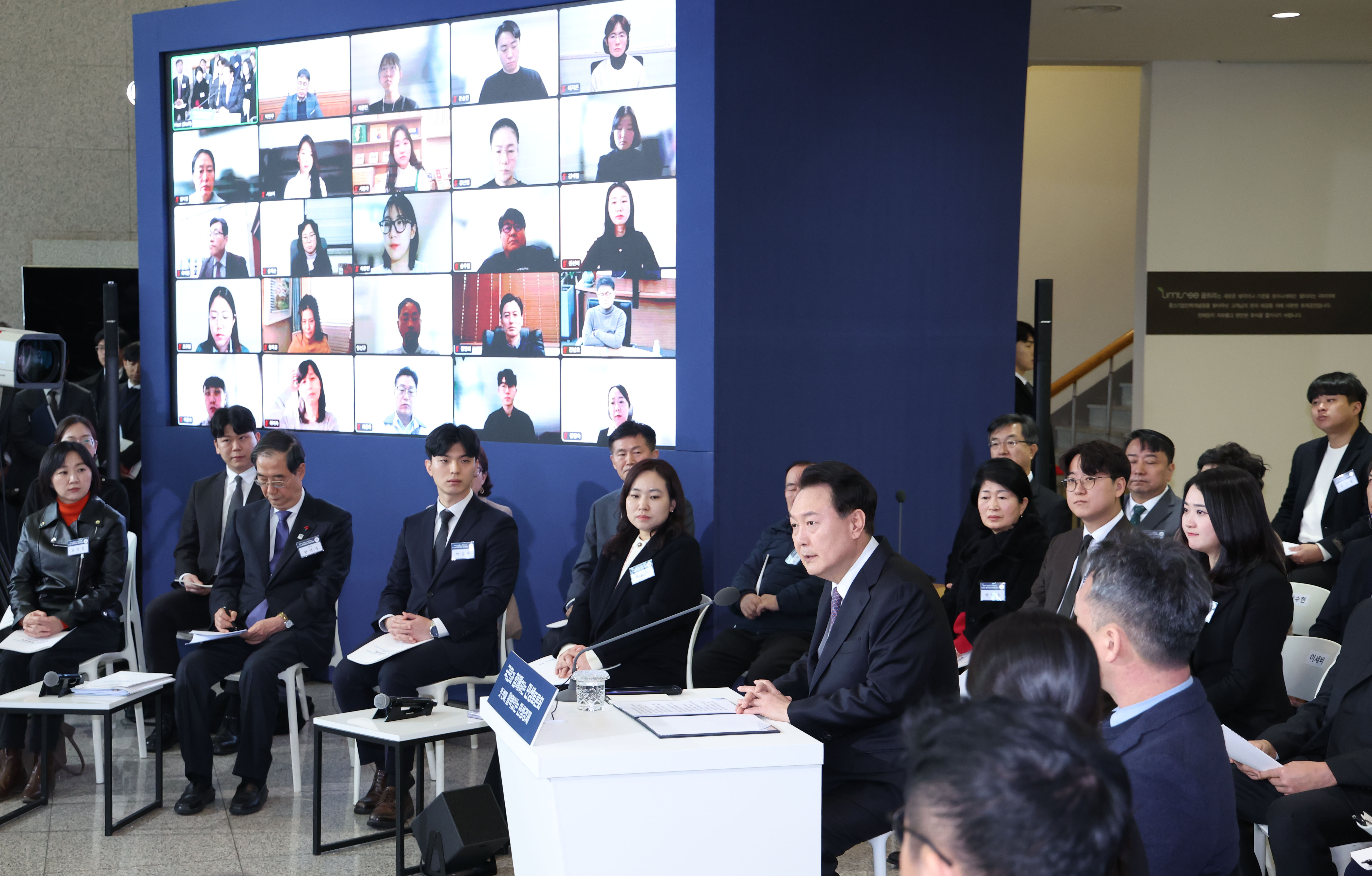 El 4 de enero, el presidente Yoon Suk Yeol habla durante el anuncio del plan de Año Nuevo del Ministerio de Economía y Finanzas celebrado como un foro con la ciudadanía en el Centro de Capacitación K-biz en la ciudad de Yongin, provincia de Gyeonggi-do. La economía en el primer trimestre de 2024 creció un 1,3 por ciento, la más alta en dos años y tres meses, y el año pasado, la tasa de empleo alcanzó un récord del 62,6 por ciento y la de desempleo, un mínimo histórico del 2,7 por ciento.