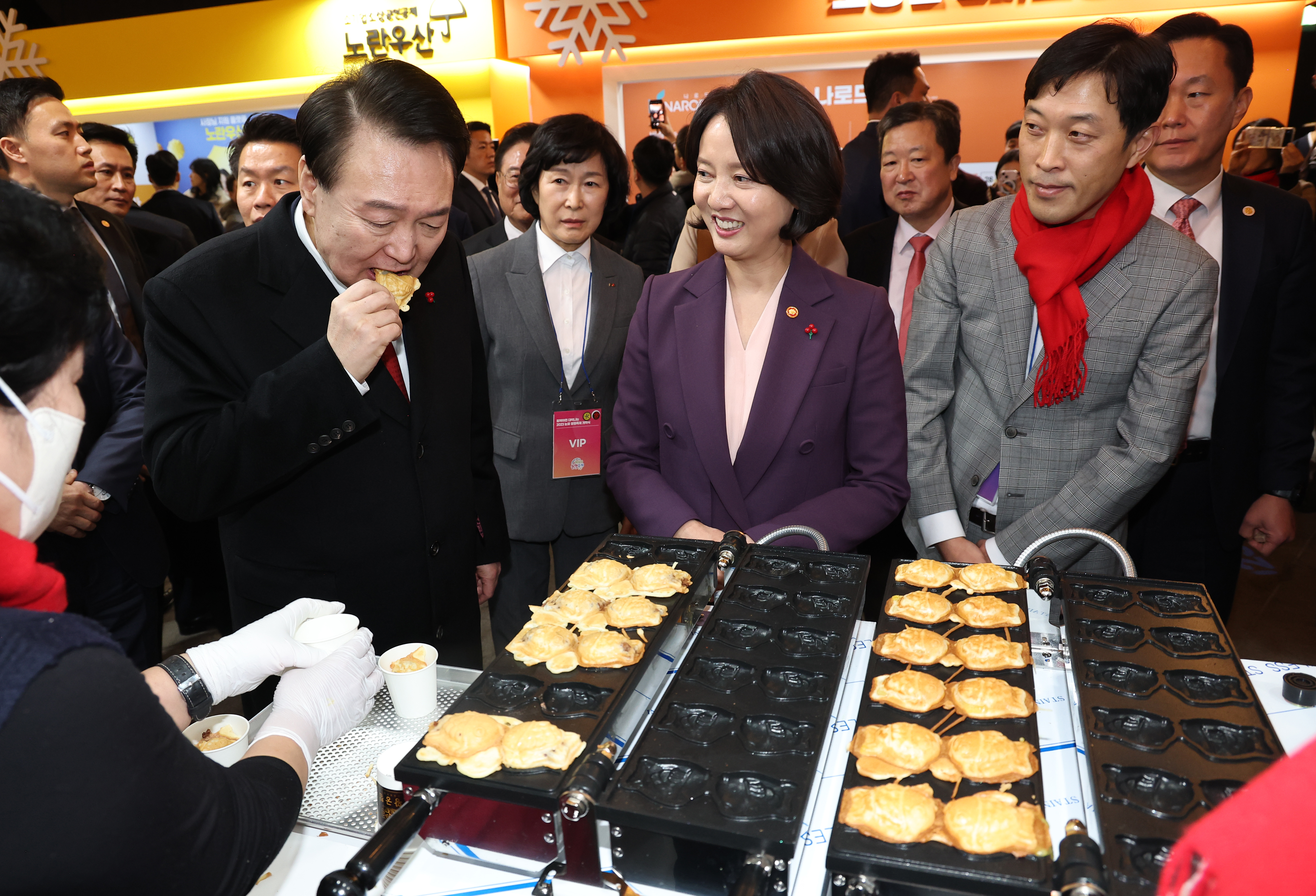 El 7 de diciembre de 2023, el presidente Yoon prueba bungeoppang, o un pastel en forma de pez con relleno de pasta de frijol dulce, hecho por la Organización Cooperativa Nacional de Propietarios de Cafeterías en el Snow Flower K-shopping Festa en la Plaza del Diseño de Dongdaemun (DDP, por sus siglas en inglés) en el distrito de Jung-gu de Seúl. En diciembre de 2022, su Administración lanzó el sistema de vinculación de pagos de entrega y creó un entorno más amigable para las pequeñas empresas y los trabajadores autónomos al permitir que dichas empresas con calificaciones crediticias bajas o medias paguen préstamos con intereses altos del 7 por ciento o más a través de fondos de política de bajo interés con un interés del 4,5 por ciento desde este año.
