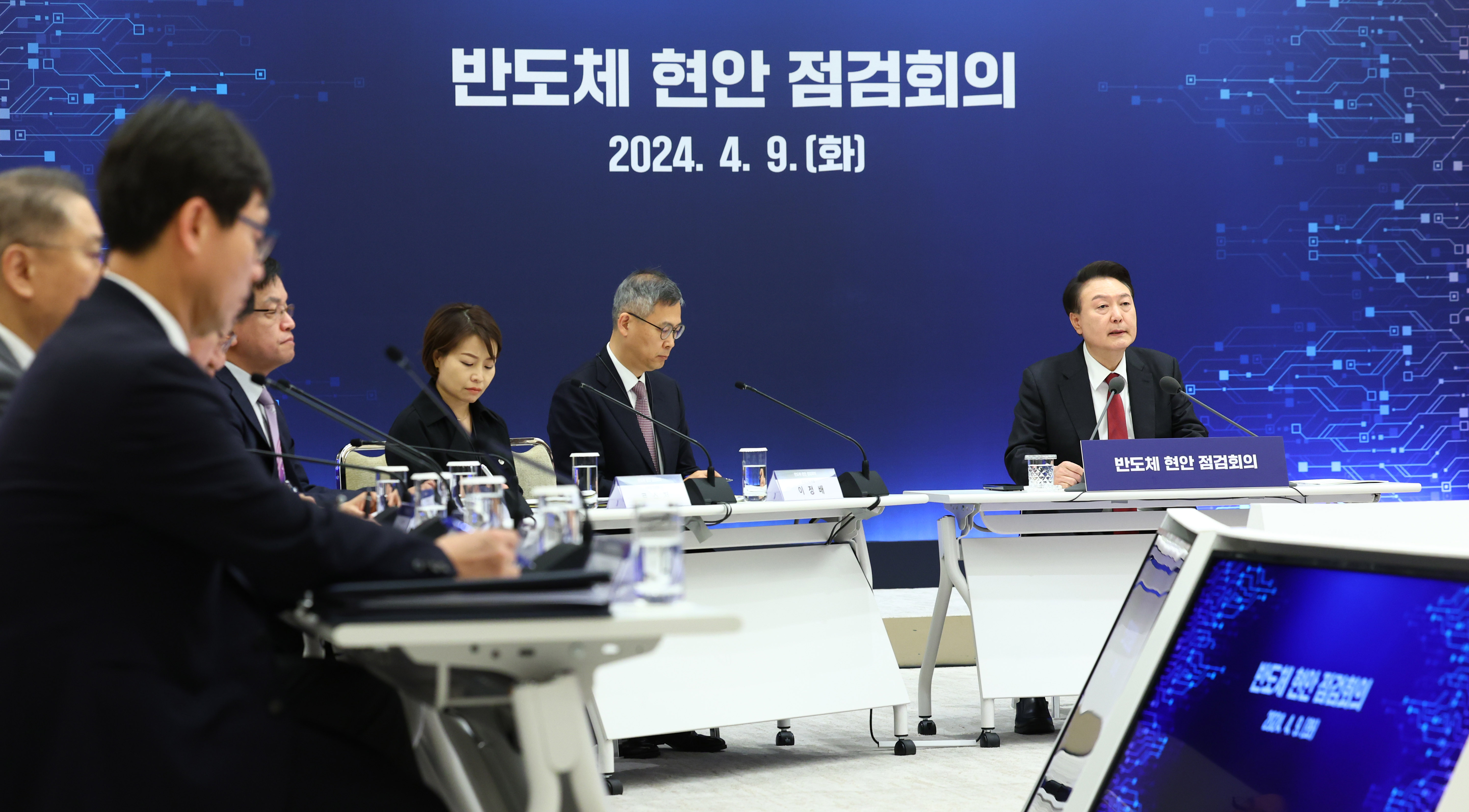 El 9 de abril, el presidente Yoon habla en una reunión para revisar problemas relacionados con la industria de semiconductores en la oficina presidencial en el distrito de Yongsan-gu de Seúl. Su Gobierno ideó una hoja de ruta estratégica orientada a la misión para 12 tecnologías estratégicas nacionales y seleccionó 10 proyectos de tecnología estratégica nacional, preparando las bases para fomentar las tecnologías futuras de inteligencia artificial y semiconductores, biotecnología avanzada y ciencia cuántica. 