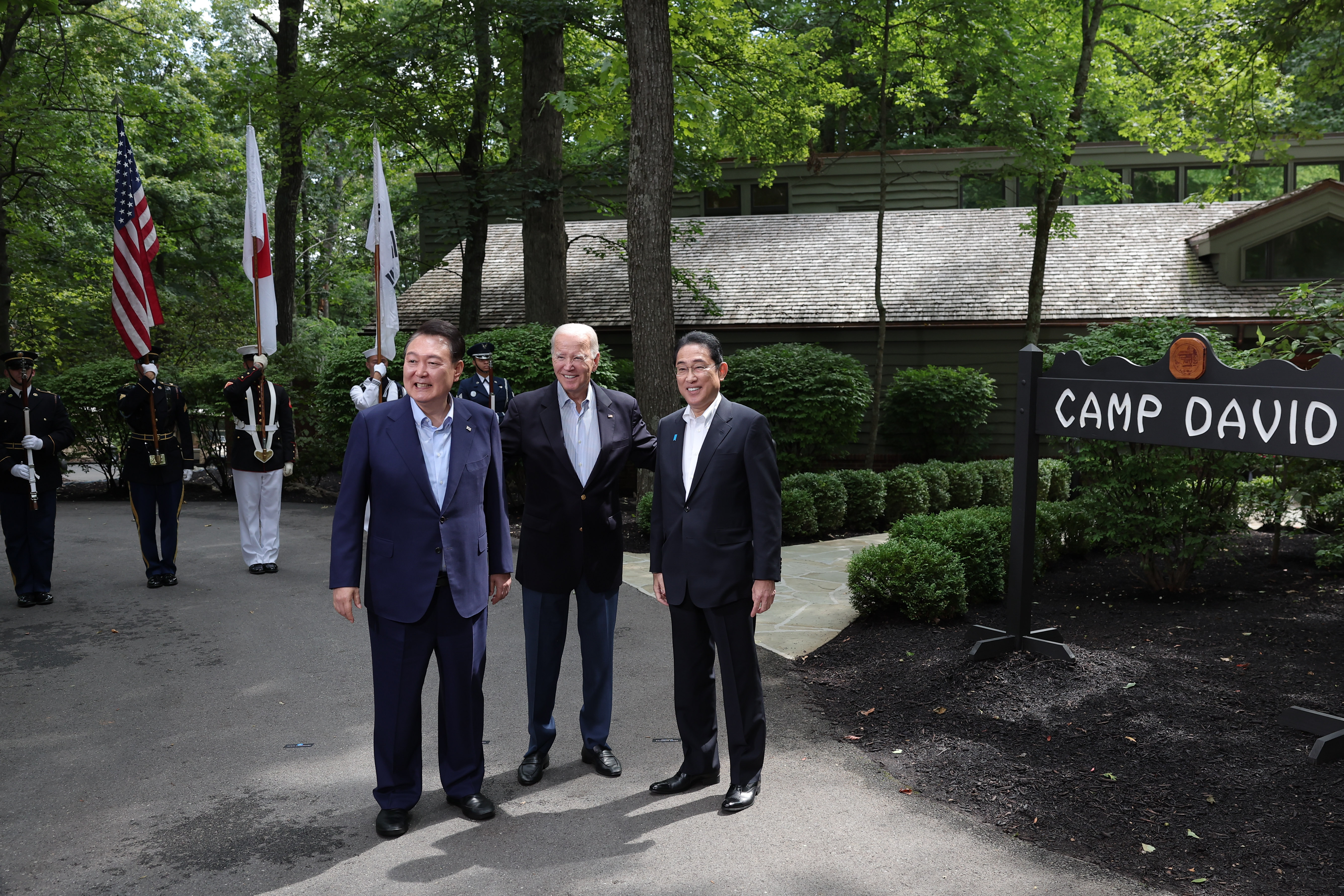 El 18 de agosto de 2023, el presidente Yoon (izda.), el presidente estadounidense, Joe Biden (centro), y el primer ministro japonés, Fumio Kishida, posan para una foto antes de la cumbre trilateral inaugural entre sus tres países en el retiro presidencial de Camp David, Maryland, EE. UU. Los líderes acordaron mantener tales conversaciones regularmente y establecer un sistema para compartir información en tiempo real sobre los misiles de Corea del Norte. En marzo del mismo año, Seúl celebró una cumbre bilateral con Tokio y una con Washington un mes después para normalizar las relaciones con Japón y visualizar una alianza estratégica global integral con los EE. UU. 