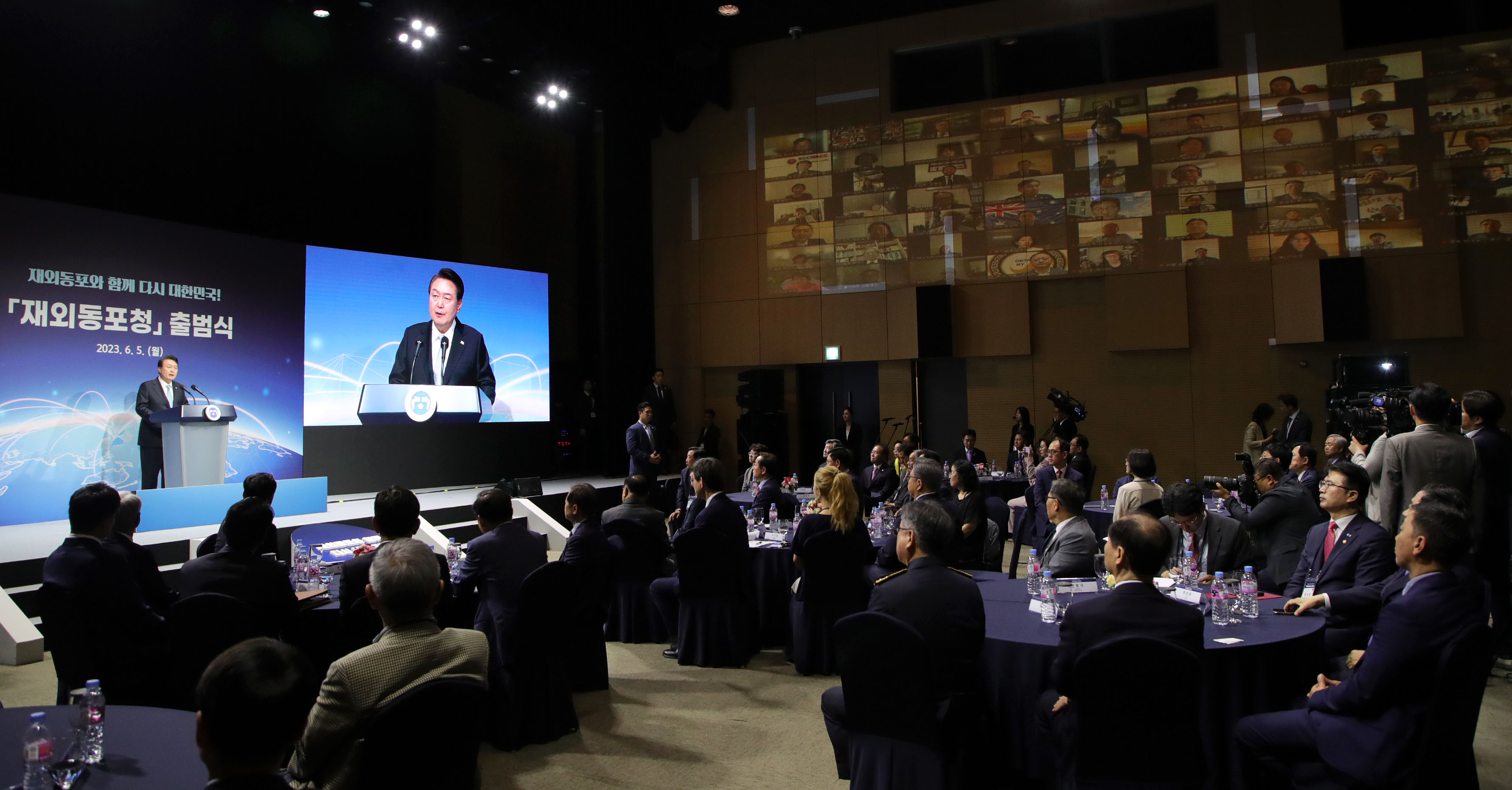 El 5 de junio de 2023, el presidente Yoon pronuncia un discurso en la ceremonia de lanzamiento de la Agencia para los Coreanos en el Extranjero en la torre Booyong Songdo en el distrito de Yeonsu-gu de la ciudad de Incheon. Su Administración lanzó la agencia, la primera de su tipo en el país, con un servicio de asesoramiento que funciona las 24 horas del día y durante todo el año en cinco idiomas para los ciudadanos extranjeros de ascendencia coreana. 