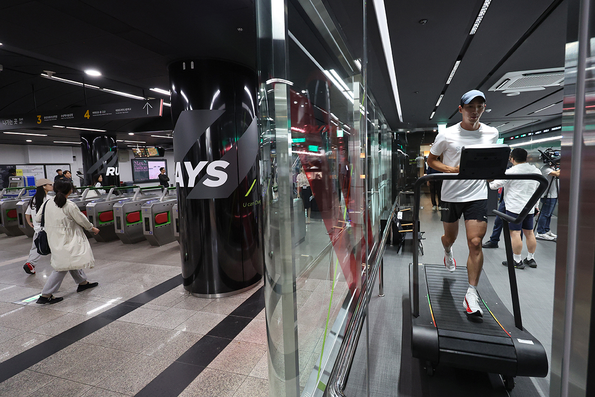 El 21 de mayo se inauguró en la Estación de Yeouinaru, en la línea 5 del metro de Seúl, un gimnasio completamente equipado para los corredores, llamado Runner Station. El Gobierno Metropolitano de Seúl instaló este espacio para facilitarles a los ciudadanos un gimnasio que se puede usar con solo zapatillas, y sin ninguna preparación adicional. Dentro del gimnasio, un tablero electrónico en el entresuelo informa sobre el clima y las actividades deportivas o atléticas que se organizan en la ciudad.