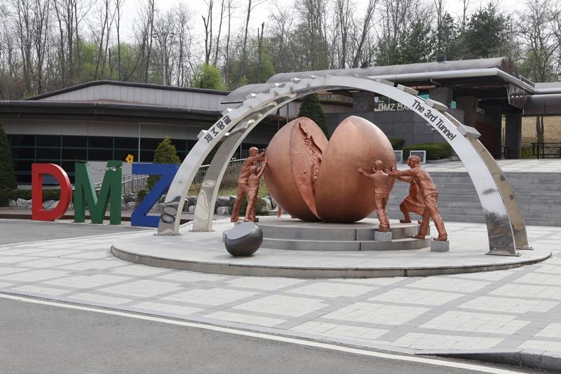 La foto muestra la estatua instalada en el tercer túnel de la Zona Desmilitarizada de Corea (DMZ, por sus siglas en inglés), en la ciudad de Paju, provincia de Gyeonggi-do. A partir del 13 de mayo, el Gobierno abrirá diez rutas temáticas en la DMZ. | Portal de cultura y turismo de la ciudad de Paju