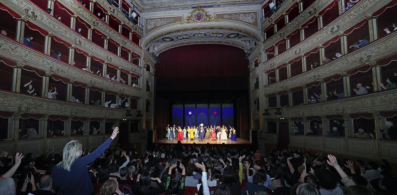 El público del Teatro Argentina de Roma aplaude el 4 de mayo tras presenciar 'El sueño del príncipe', un espectáculo de danza de la corte real, organizado por el Centro Nacional de Gugak de Corea para marcar el inicio del Año de Intercambio Cultural Corea-Italia 2024-2025.