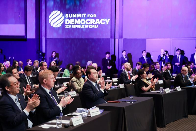 El 18 de marzo, el presidente Yoon aplaude en la ceremonia de apertura de la reunión ministerial de la tercera Cumbre para la Democracia en el Hotel Shilla en Seúl. Corea ha promovido la libertad, la paz y la prosperidad en la comunidad internacional a través de esfuerzos como la membresía en el Consejo de Seguridad de las Naciones Unidas y el apoyo a Ucrania. El país también expandió su red diplomática global con países insulares del Pacífico y África, estableció relaciones formales con Cuba y difundió una diplomacia acorde con su condición de país central global al asignar un récord de 6,26 billones de wones (6.100 millones de dólares) en ayuda oficial al desarrollo (AOD) este año. 