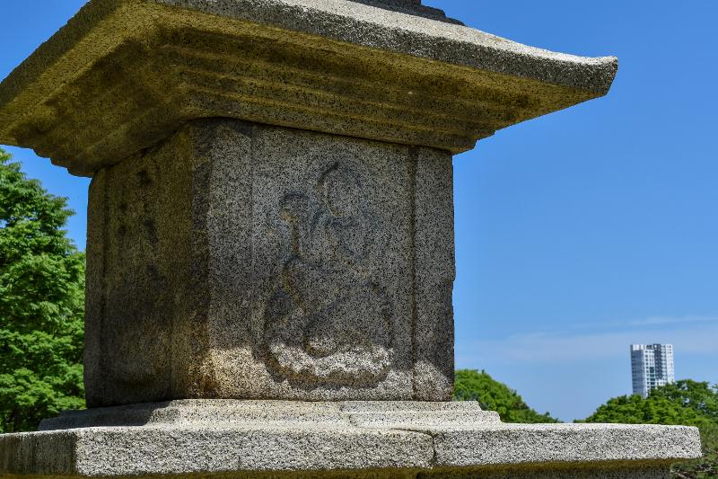 La foto muestra uno de los relieves de la Pagoda de piedra de tres pisos de Beomhak-ri, Samcheong. Este relieve es muy singular porque representa al Buda sosteniendo con su mano derecha una flor de loto y tocándose el pecho con su mano izquierda. | Choi Jin-woo